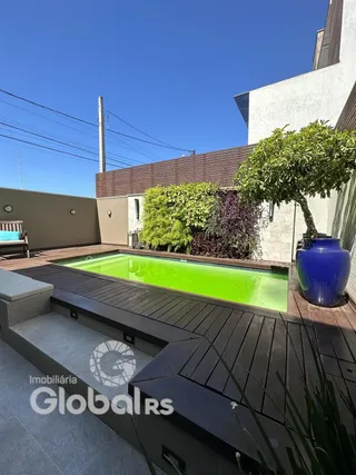 Foto de uma piscina e deck ao ar livre em uma propriedade.