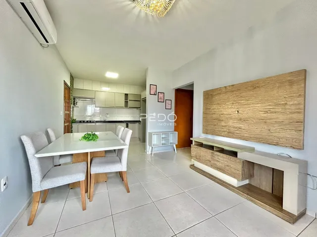 Ambiente de jantar e cozinha em um imóvel no Brasil.