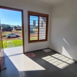 Vista de um ambiente interno com acesso a uma área externa.
