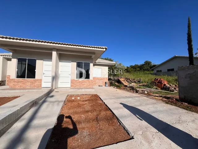 Casa geminada com 2 dormitórios