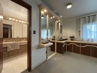 Hall de entrada com espelho decorativo em um imóvel no Brasil.