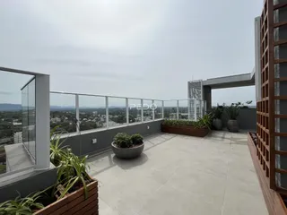 Vista panorâmica da varanda com paisagem urbana.