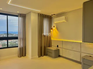 Sala de estar com vista para a paisagem externa.