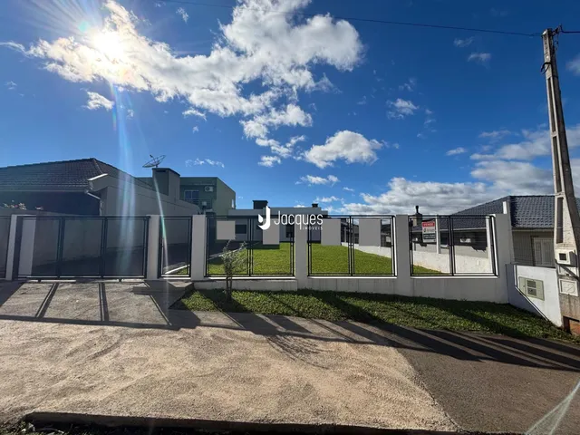 Vista externa de uma residência em Lajeado, Brasil, com cerca e jardim.