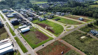 Vista aérea de um terreno com áreas de vegetação e estradas no Brasil.