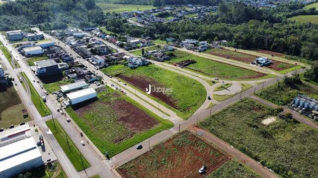 Vista aérea de um terreno com áreas de vegetação e estradas no Brasil.