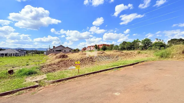 Vista externa de uma propriedade com terreno e vegetação seca em Lajeado.