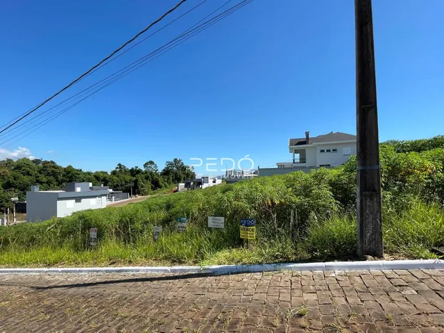 Foto da fachada de uma propriedade com vegetação ao redor.