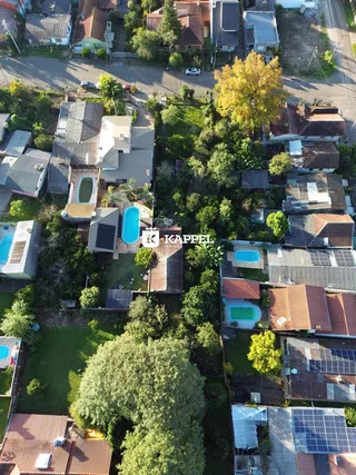 Vista aérea de um conjunto residencial com várias casas e piscinas.