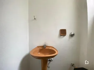 Detalhe da pia e parede de um imóvel em Lajeado, Brasil.