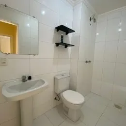 Foto de um banheiro com pia e vaso sanitário em um imóvel.