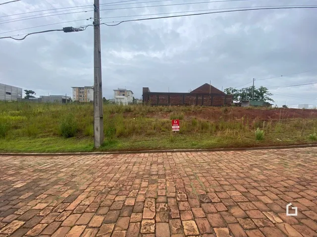Vista externa de uma área gramada com um poste de luz.