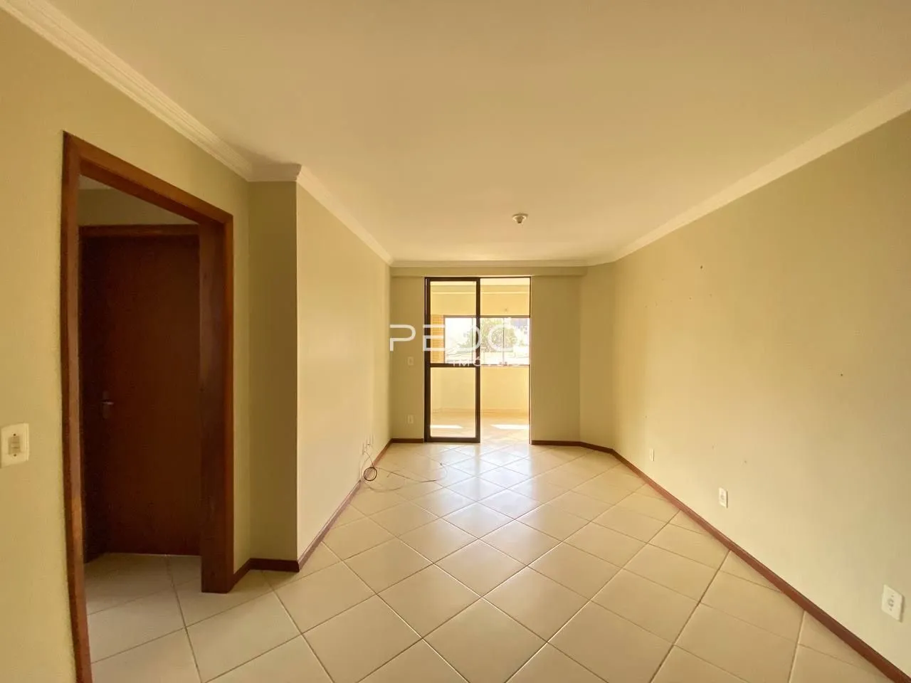 Hall de entrada com piso de cerâmica clara e paredes bege.