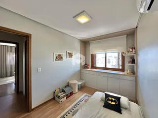 Quarto com cabeceira e armário embutido na parede.
