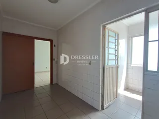 Hall de entrada com piso de cerâmica e paredes brancas.
