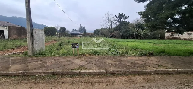 Vista externa de um terreno com vegetação e estruturas rurais em Lajeado.