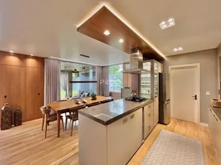 Vista da cozinha e sala de jantar de um imóvel em Lajeado, Brasil.