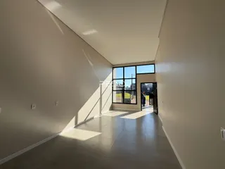 Vista interna de um corredor de imóvel em Lajeado, Brasil.