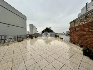 Área externa pavimentada de uma propriedade em Lajeado.