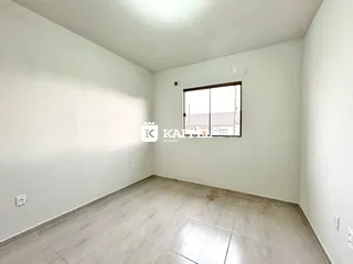 Esta é uma sala ampla com piso de cerâmica e uma janela.
