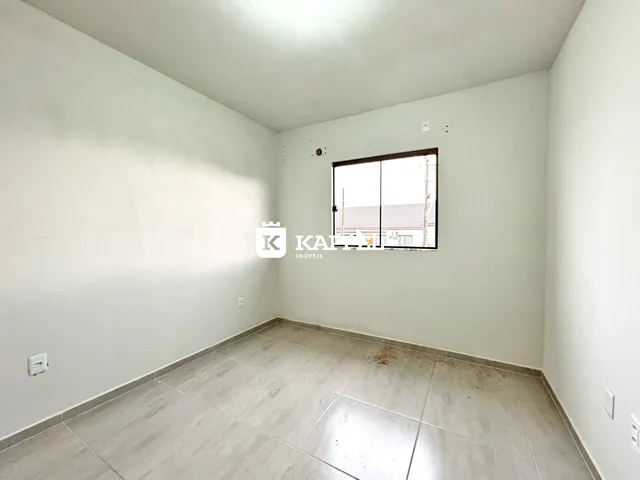 Esta é uma sala ampla com piso de cerâmica e uma janela.