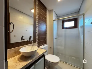 Foto de um banheiro moderno com box de vidro.