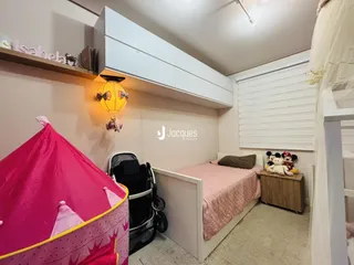 Quarto com cama e armário branco em um imóvel no Brasil.
