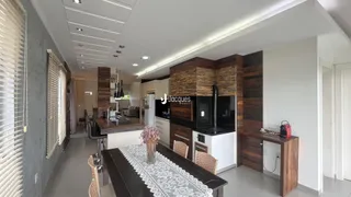 Ambiente interno moderno com piso de madeira e detalhes em madeira escura.