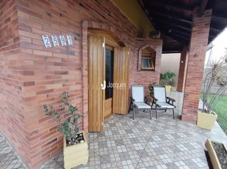 Fachada de tijolos vermelhos de uma residência em Lajeado, Brasil.