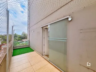 Vista da fachada lateral de uma propriedade com piso de cerâmica e área verde.