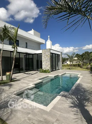 Fachada moderna de uma residência com piscina e área externa em Lajeado, Brasil.