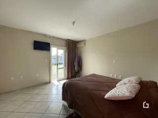 Quarto com cama e porta de vidro.
