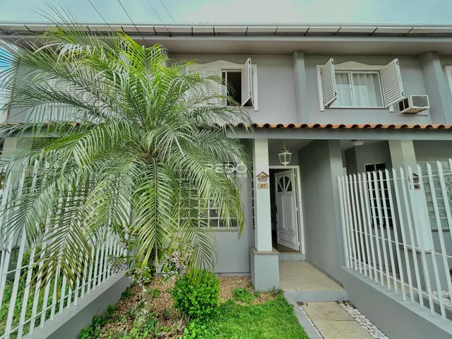 Fachada de uma casa em Lajeado, Brasil, com jardim frontal e varanda.