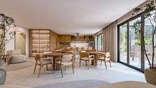 Sala de estar e jantar com painéis de madeira e portas de vidro.