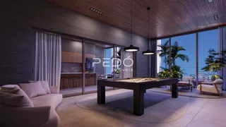 Sala de estar com grandes portas de vidro e piso claro.