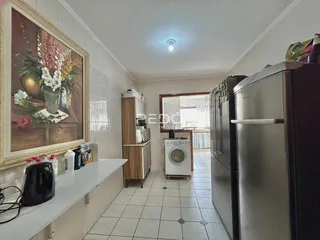 Interior de uma cozinha com armários e bancada em Lajeado, Brasil.