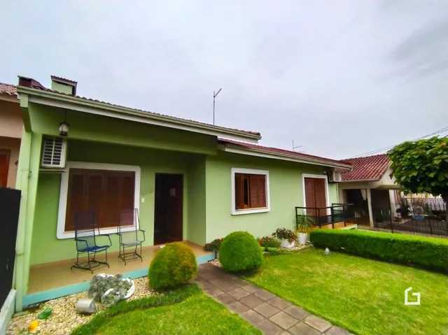 Fachada de casa em Lajeado, Brasil, com jardim gramado na frente.