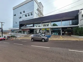 Fachada moderna de um edifício comercial em Lajeado, Brasil.