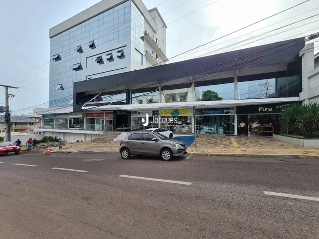 Fachada moderna de um edifício comercial em Lajeado, Brasil.