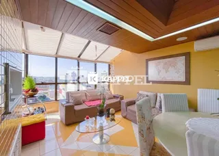 Sala de estar com grandes janelas oferecendo uma vista panorâmica.
