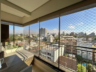 Vista panorâmica da cidade vista de um terraço com grade de segurança.