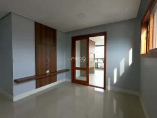 Ambiente interno de uma sala com piso de porcelanato e painéis de madeira.