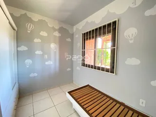 Ambiente interno com paredes em tom azul claro decoradas com nuvens brancas.