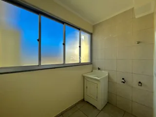 Foto de um banheiro com janela e revestimento de cerâmica.