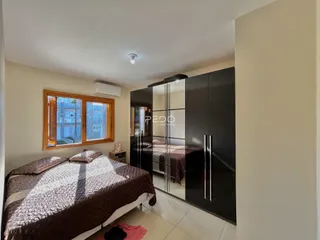 Quarto com cama e armário de madeira.