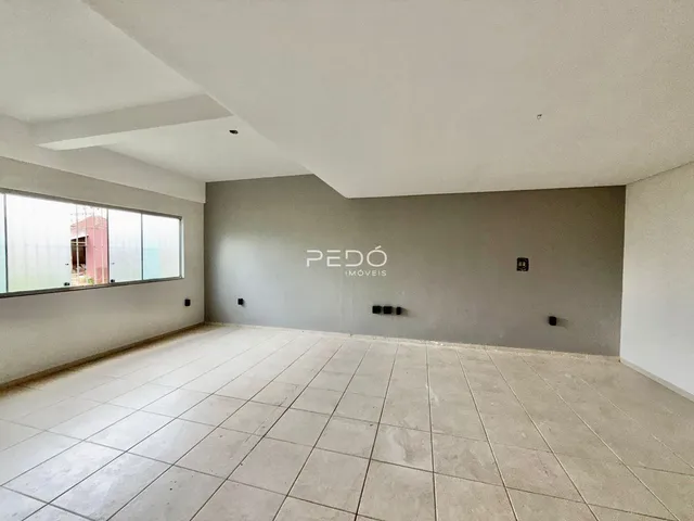 Foto de um ambiente interno com piso de cerâmica e grande janela.