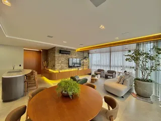 Ambiente interno de uma sala de estar com área de jantar em Lajeado.