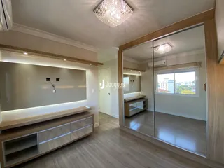 Sala de estar com piso de madeira clara e detalhes em madeira.