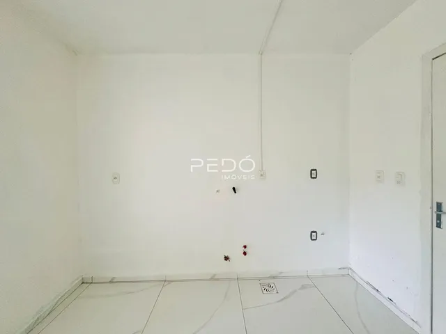 Foto interna de um cômodo vazio em um imóvel.
