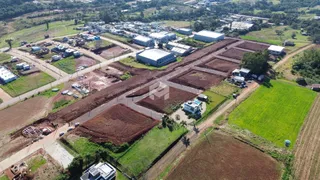 Vista aérea de um terreno em Lajeado, Brasil, com áreas de terraplenagem e vegetação.